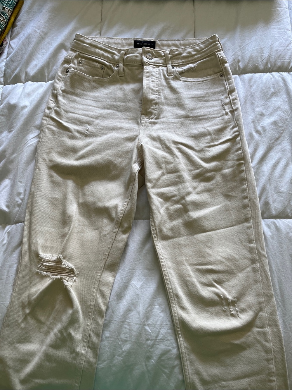 Vince Camuto Women's Cream Distressed Straight-Leg Jeans